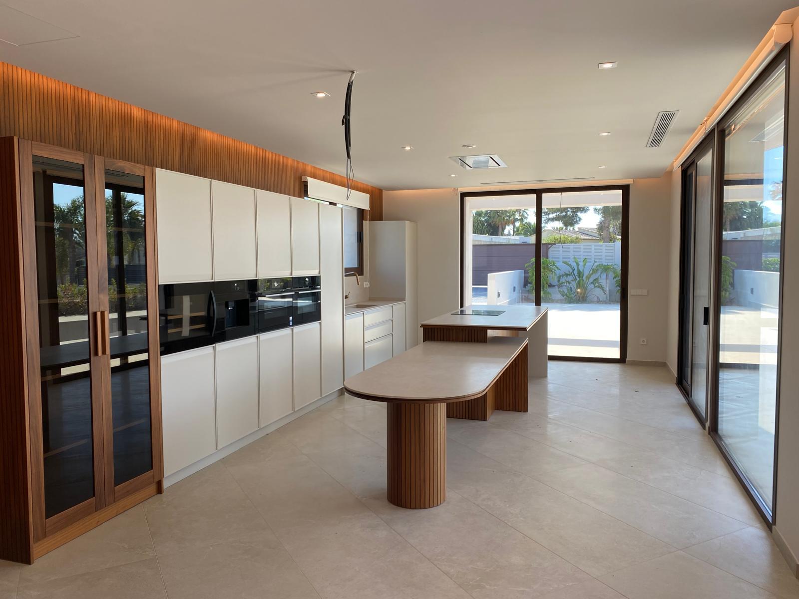 Chalet moderno en venta en Calpe con piscina privada y jardín