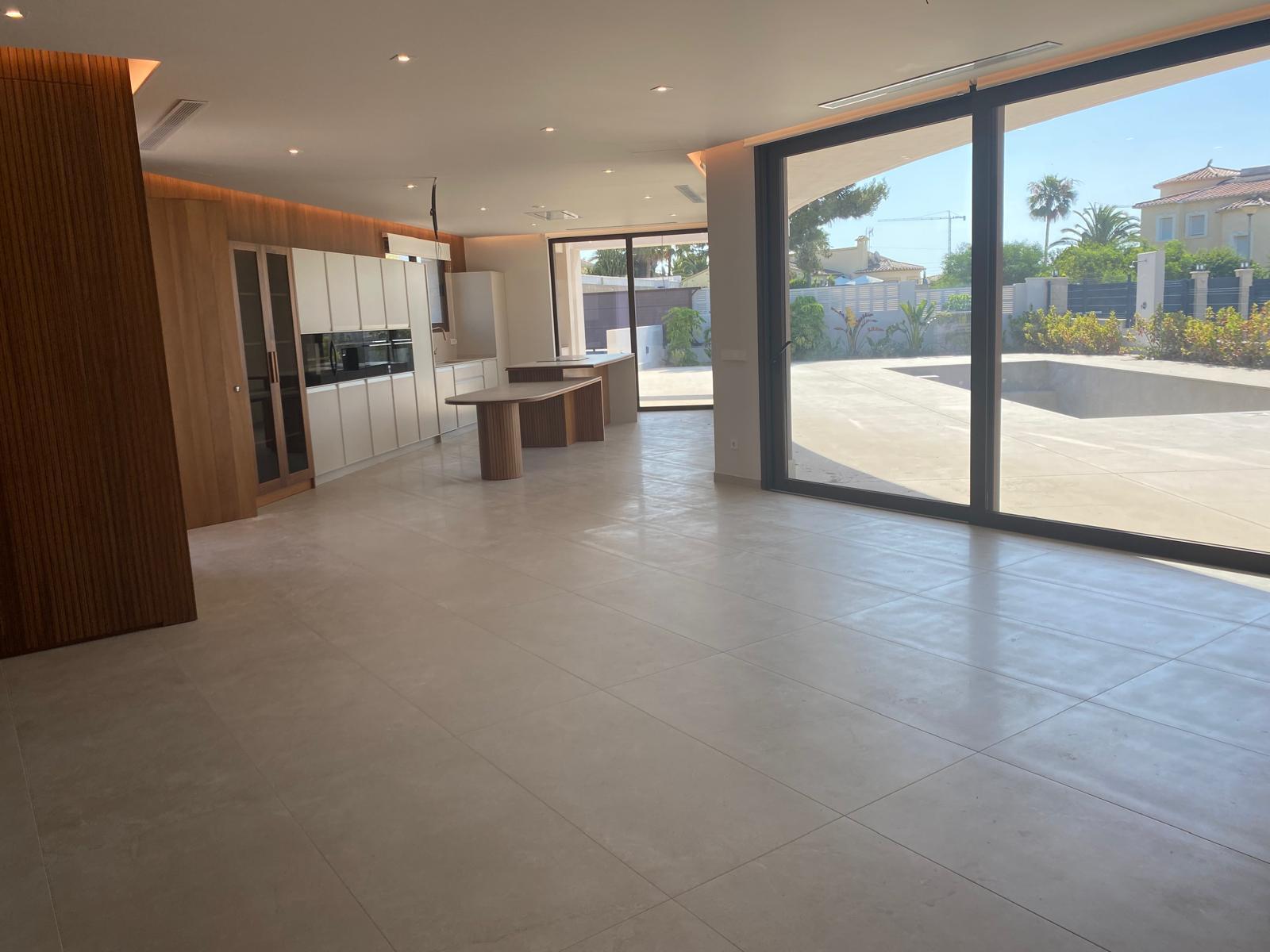 Chalet moderno en venta en Calpe con piscina privada y jardín