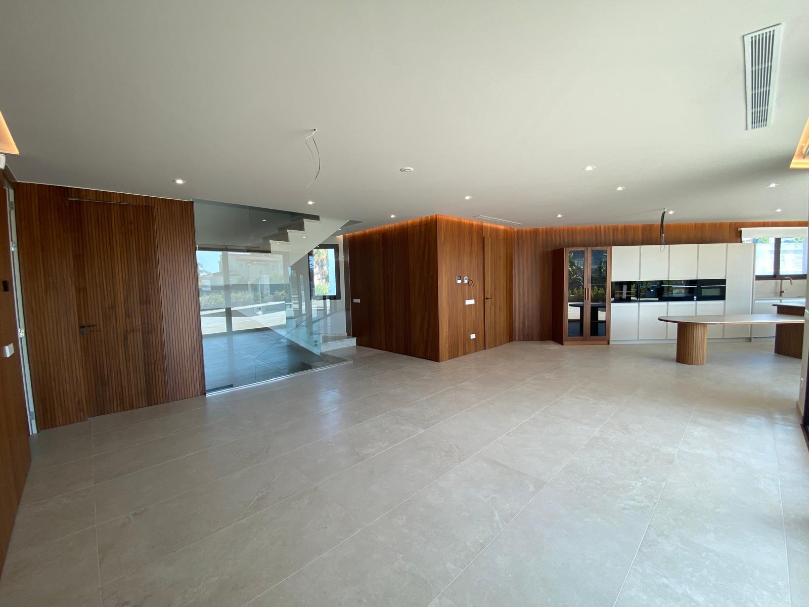 Chalet moderno en venta en Calpe con piscina privada y jardín