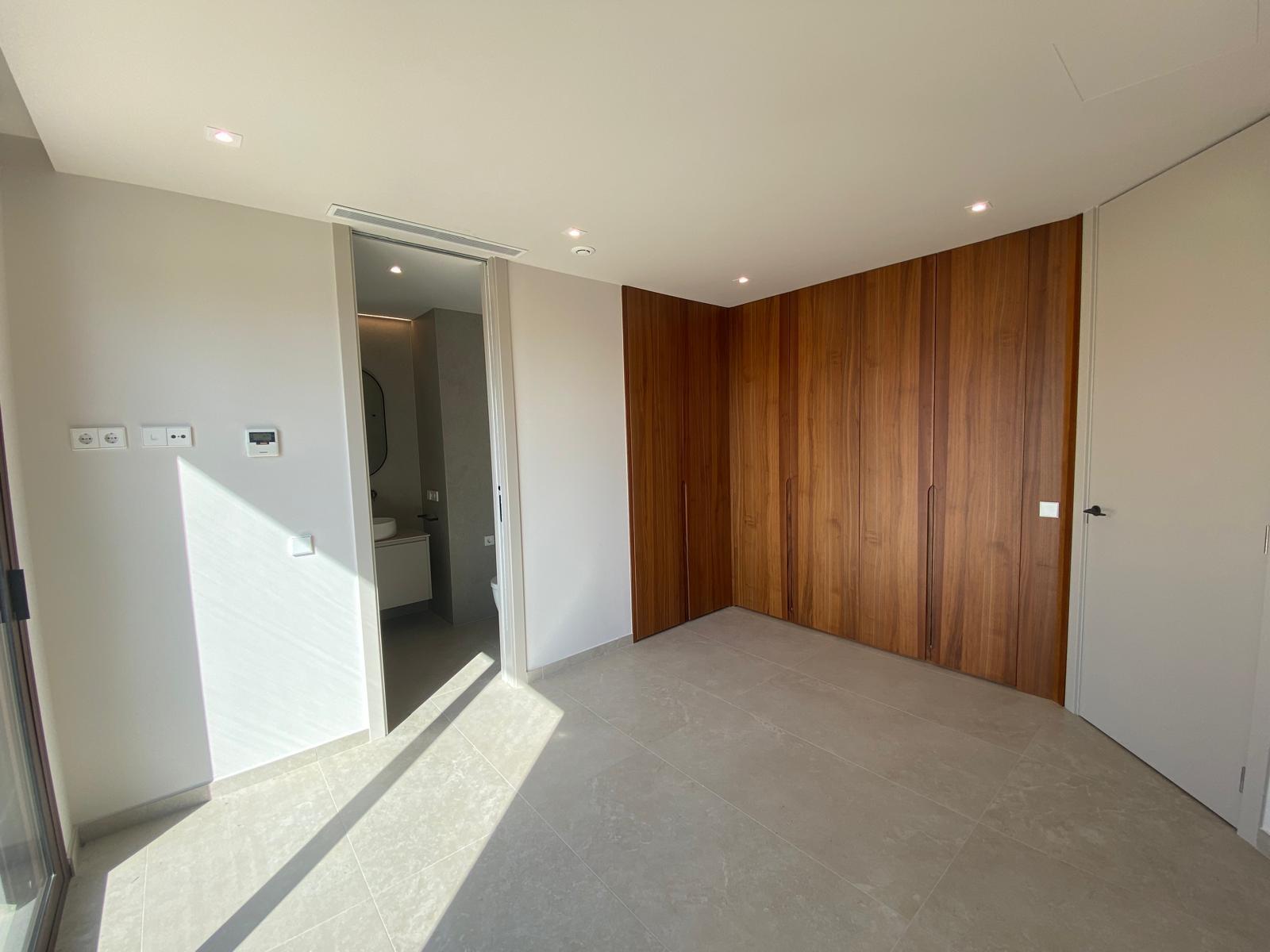 Chalet moderno en venta en Calpe con piscina privada y jardín