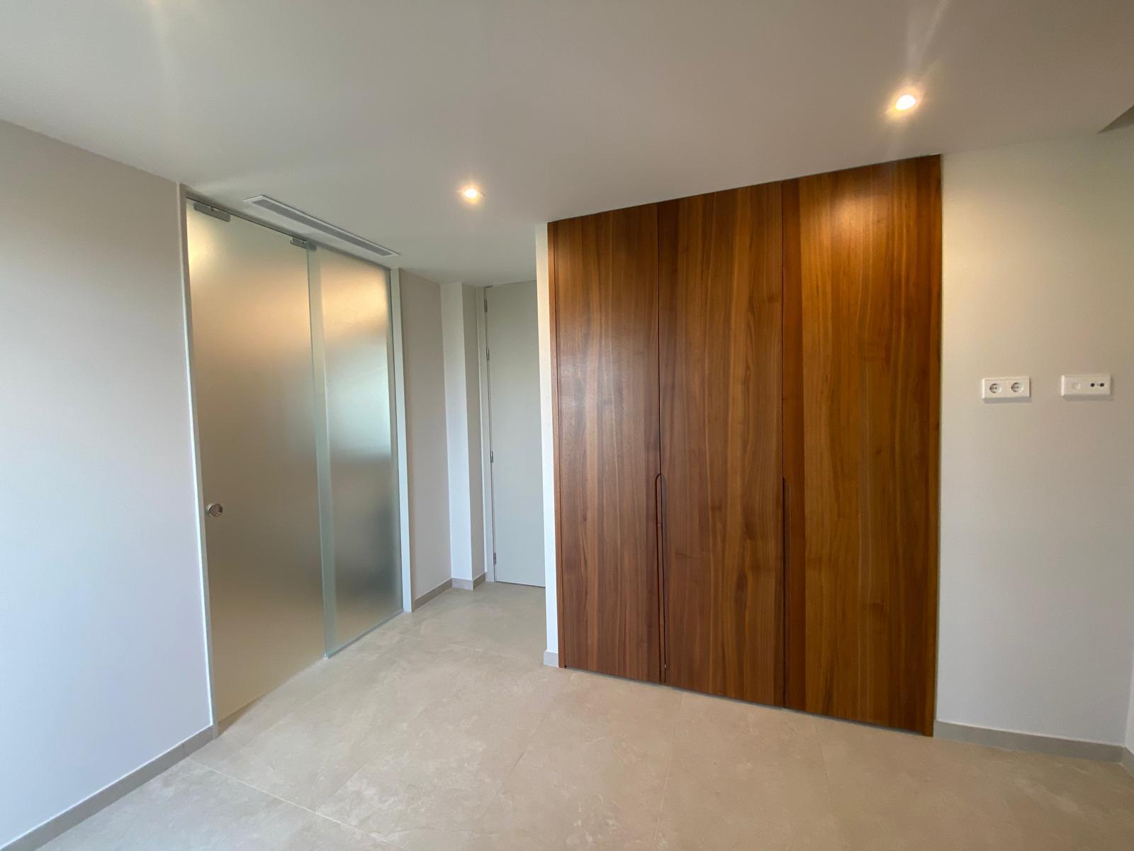 Chalet moderno en venta en Calpe con piscina privada y jardín