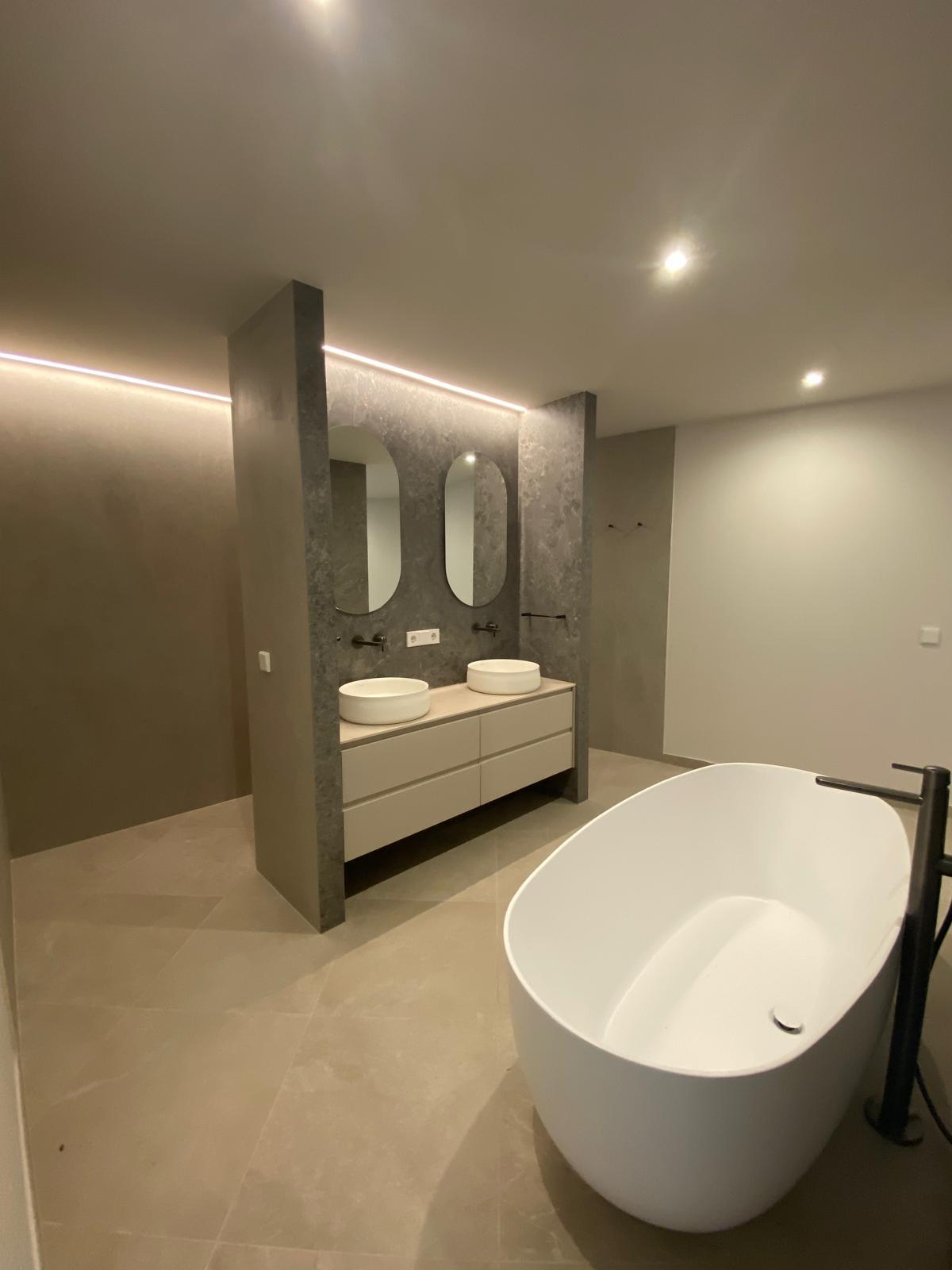 Chalet moderno en venta en Calpe con piscina privada y jardín