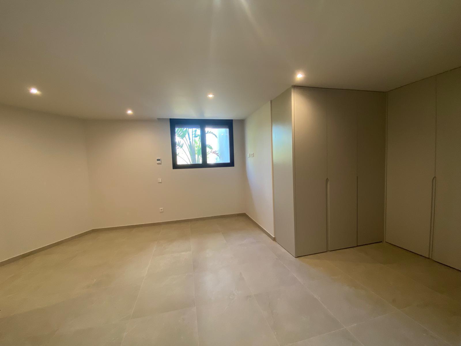 Chalet moderno en venta en Calpe con piscina privada y jardín
