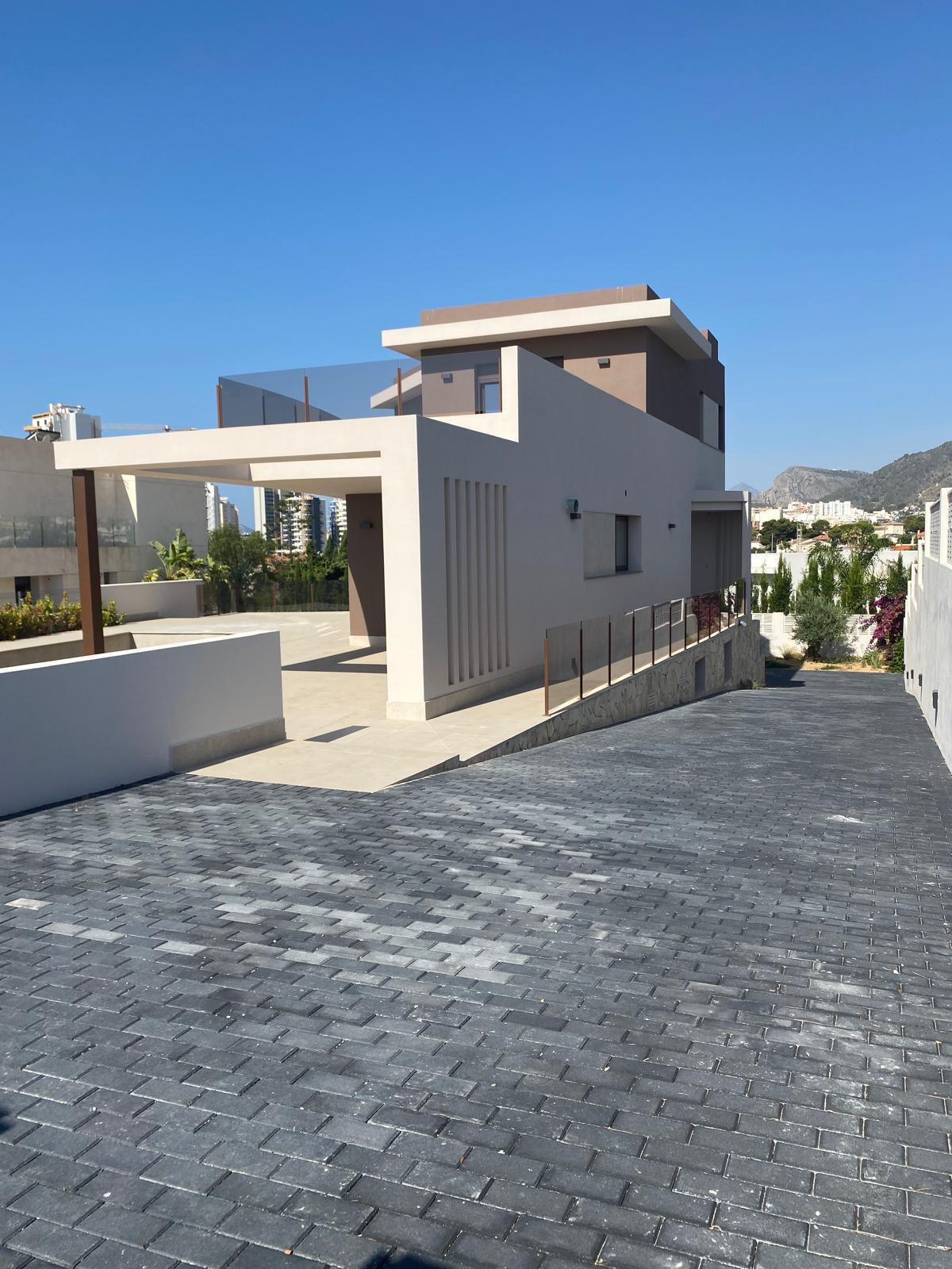 Chalet moderno en venta en Calpe con piscina privada y jardín