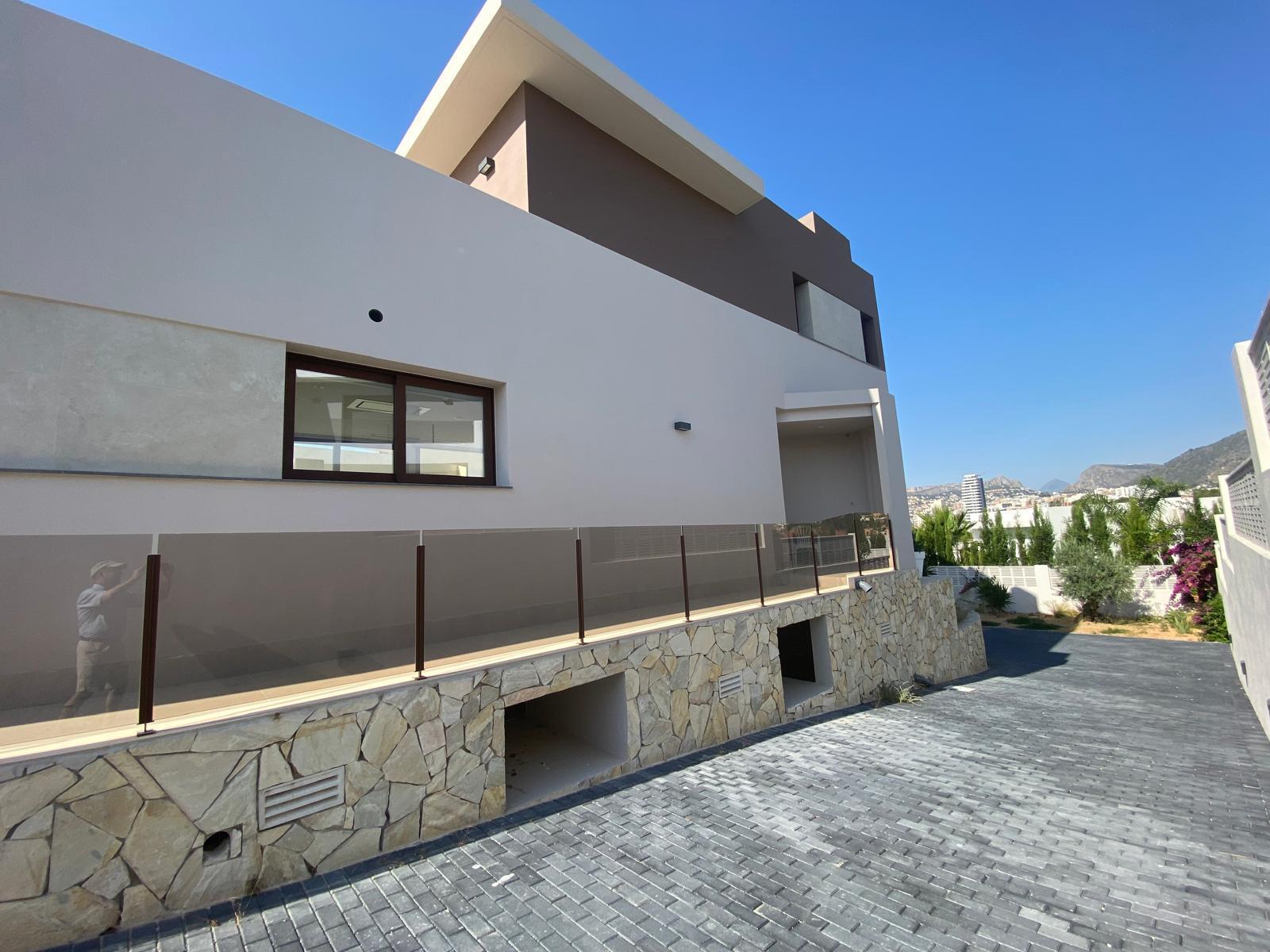 Chalet moderno en venta en Calpe con piscina privada y jardín