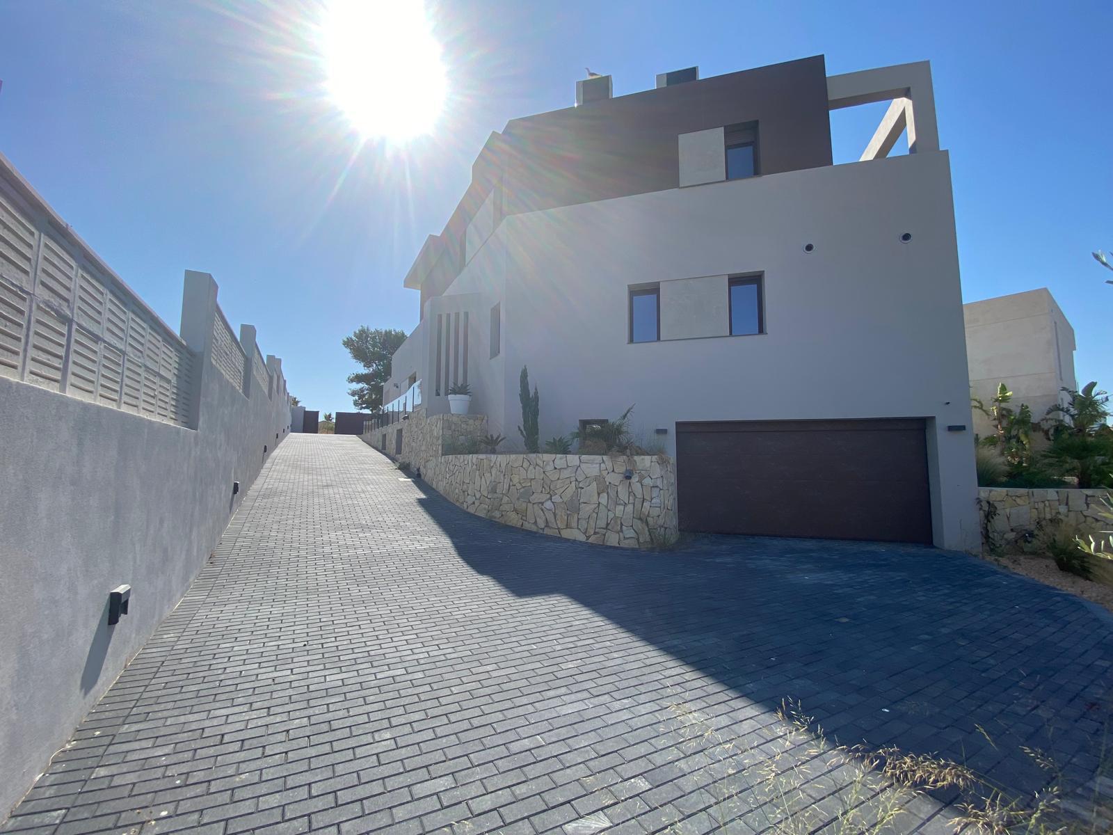 Chalet moderno en venta en Calpe con piscina privada y jardín