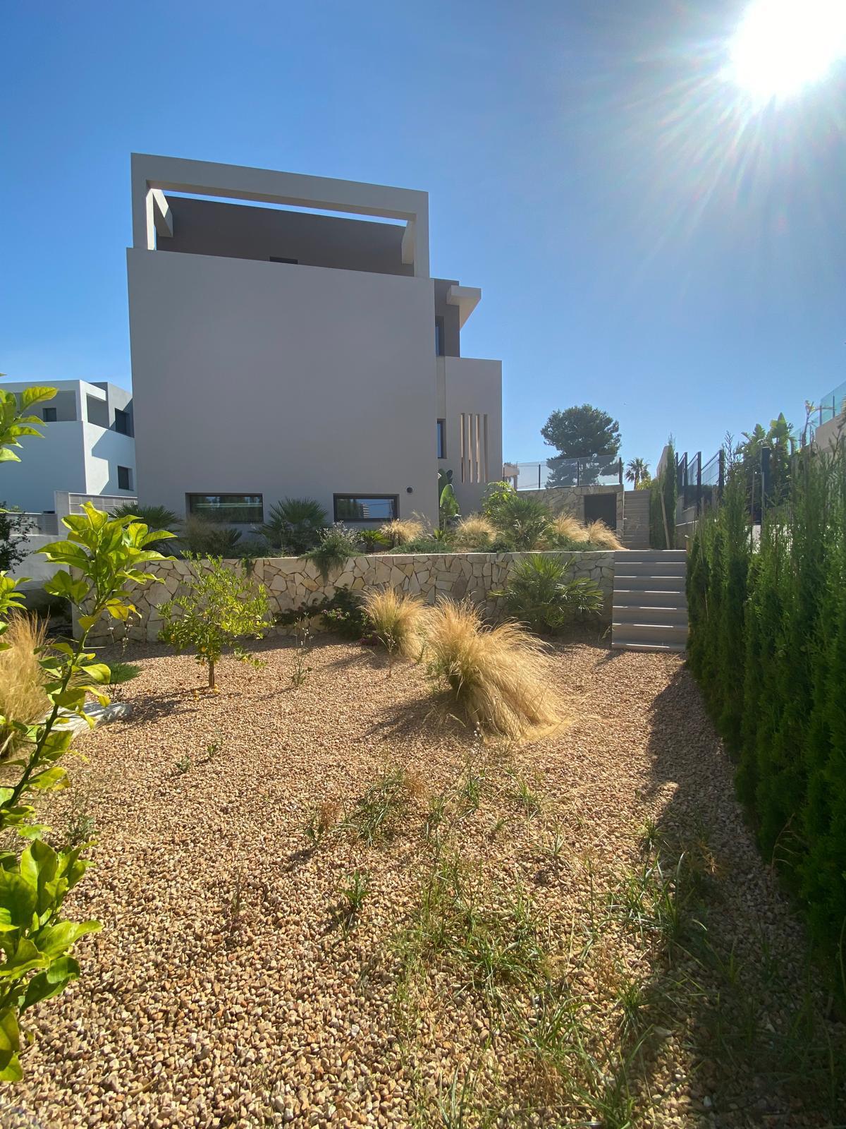 Chalet moderno en venta en Calpe con piscina privada y jardín