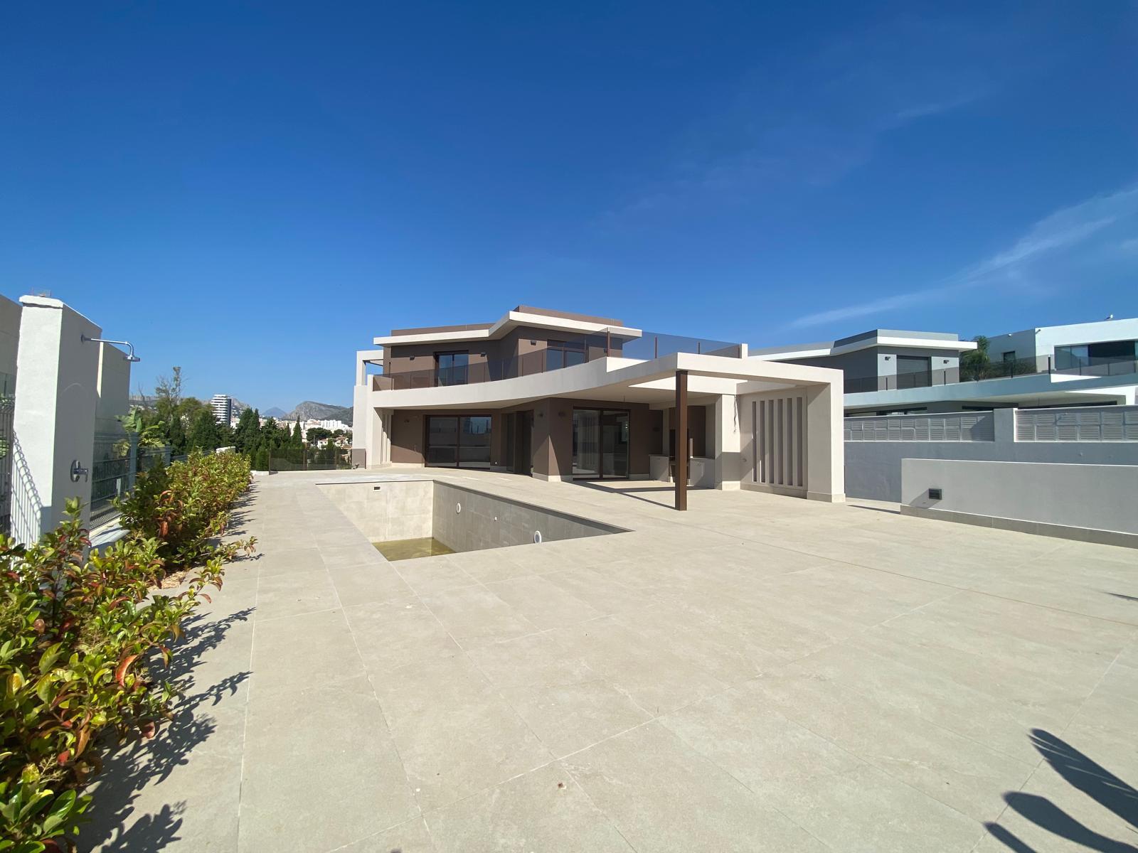 Chalet moderno en venta en Calpe con piscina privada y jardín