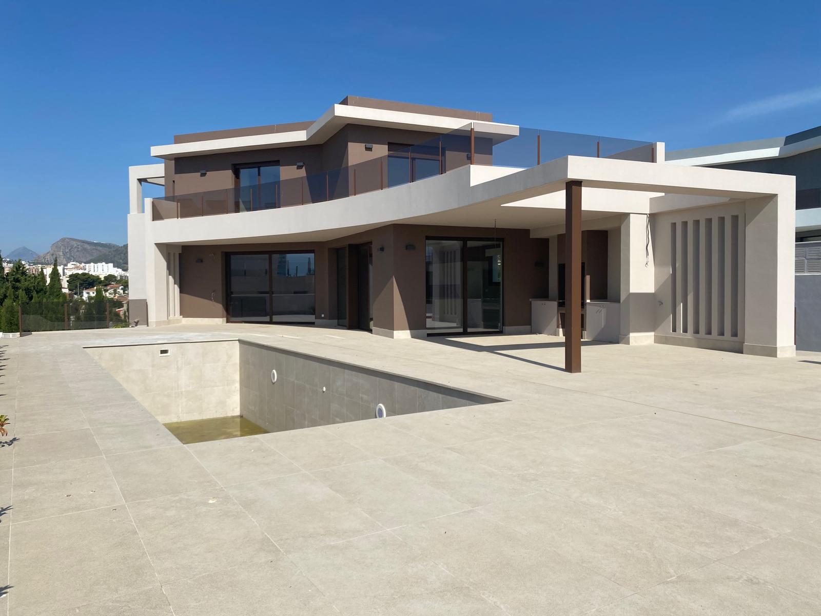 Chalet moderno en venta en Calpe con piscina privada y jardín