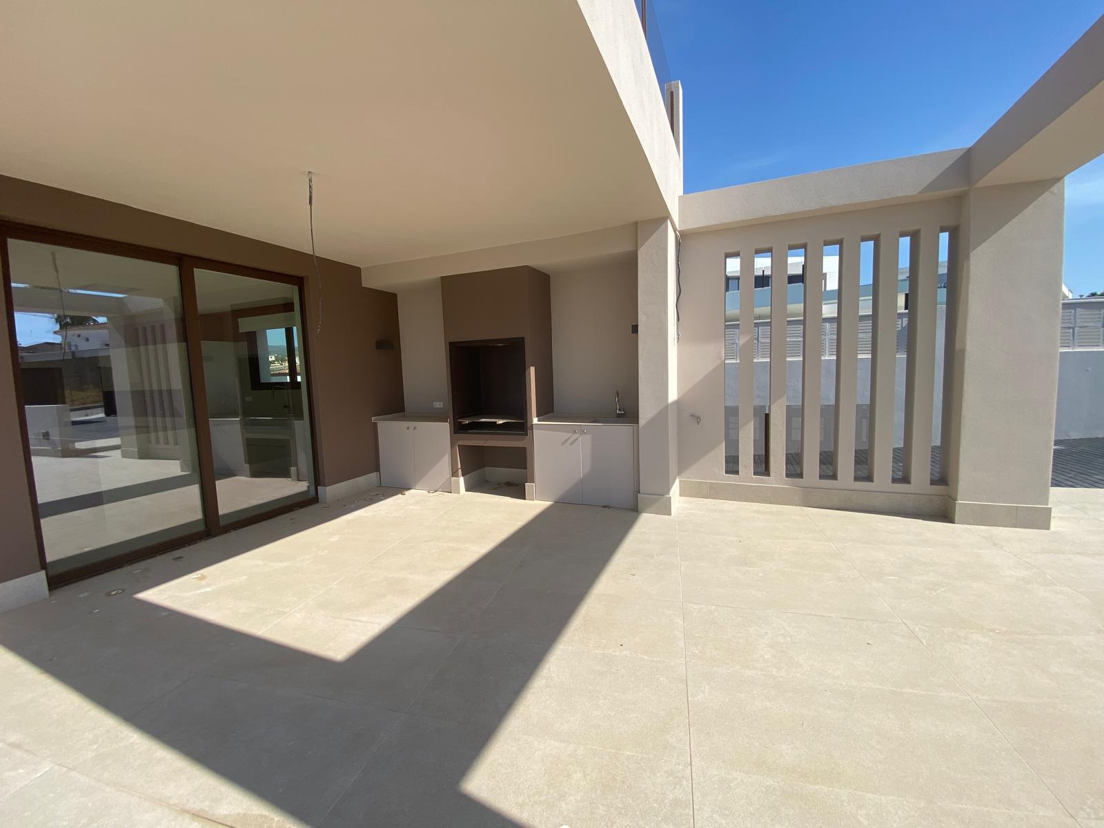 Chalet moderno en venta en Calpe con piscina privada y jardín