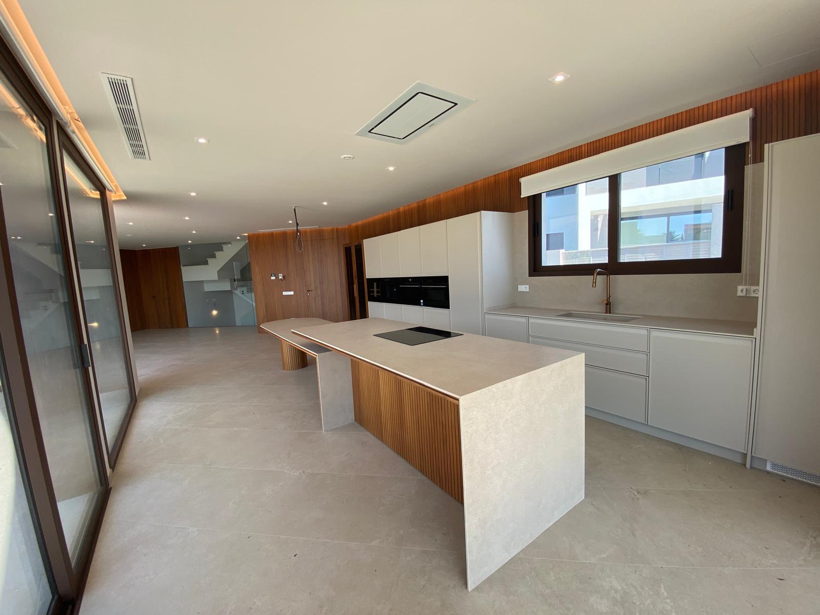 Chalet moderno en venta en Calpe con piscina privada y jardín