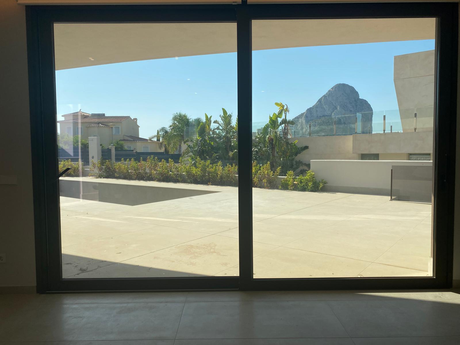 Chalet moderno en venta en Calpe con piscina privada y jardín