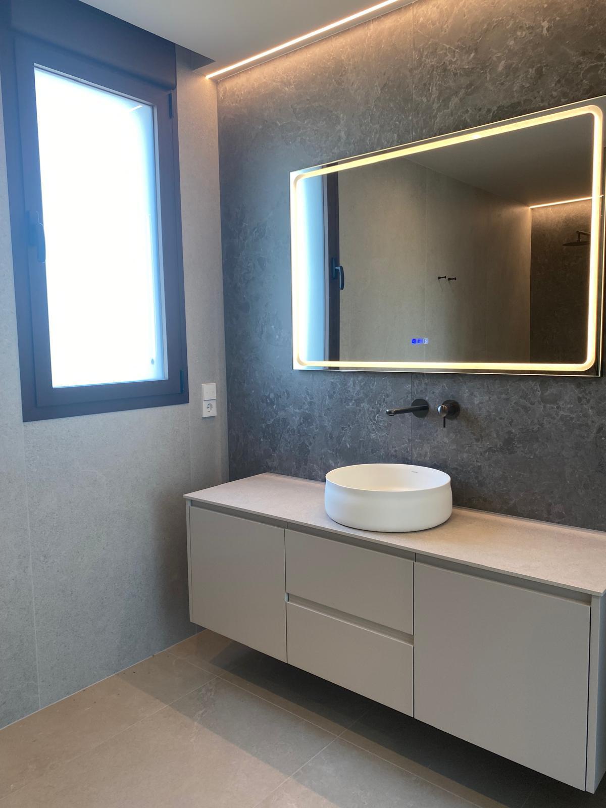 Chalet moderno en venta en Calpe con piscina privada y jardín